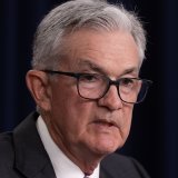 Le président de la Fed, Jerome Powell, a souligné que, bien que l'inflation soit tombée en juin à son plus bas niveau depuis mars 2021, à 3% sur un an, elle reste "bien supérieure" à l'objectif de 2% de la Fed. Il reste "un long chemin à faire" av...